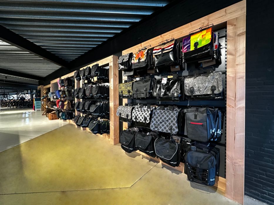 Tassenwand met fietstassen, Wels2wielers